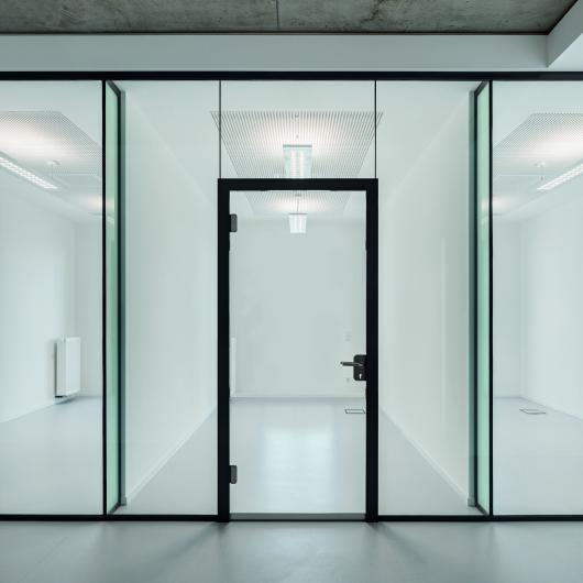 Цельностеклянная алюминиевая дверь