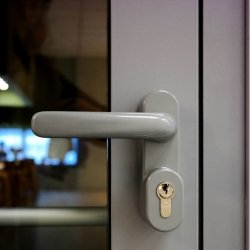 Стеклянные алюминиевые двери